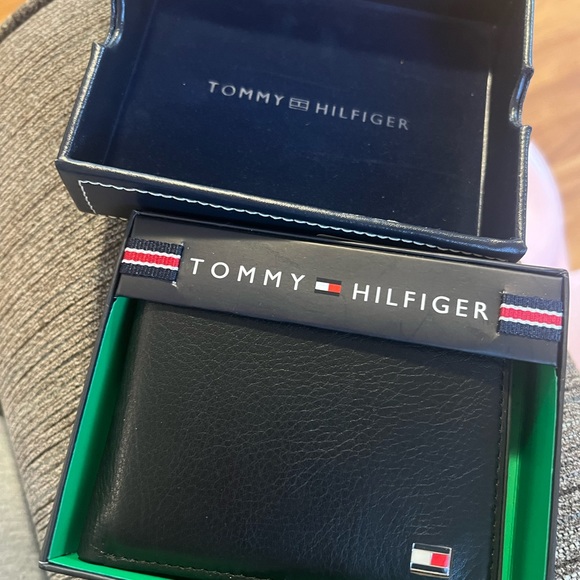 Tommy Hilfiger Double Billfold Black leather wallet - Picture 1 of 7